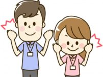 介護施設で働く介護士の女性と男性の画像