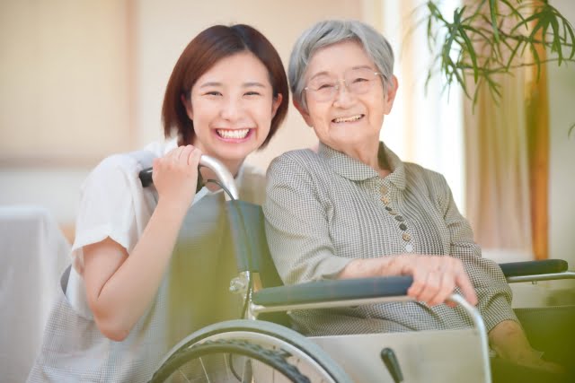 高齢者に笑顔で接する介護福祉士